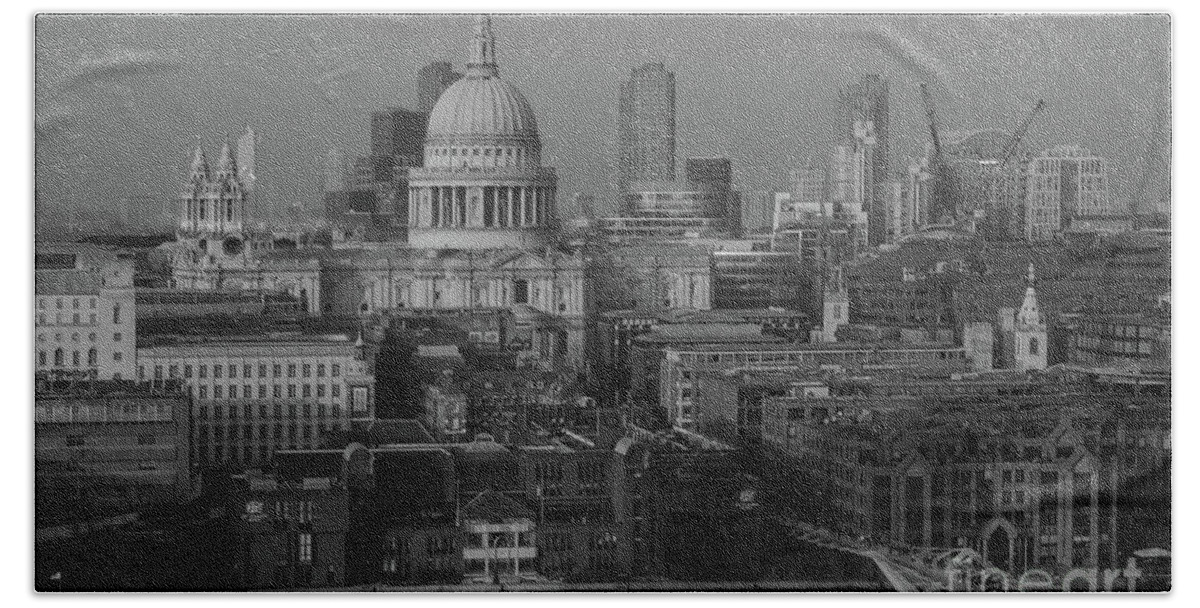St Pauls Cathedral Bath Towel featuring the photograph St Pauls Cathedral, London #1 by Perry Rodriguez