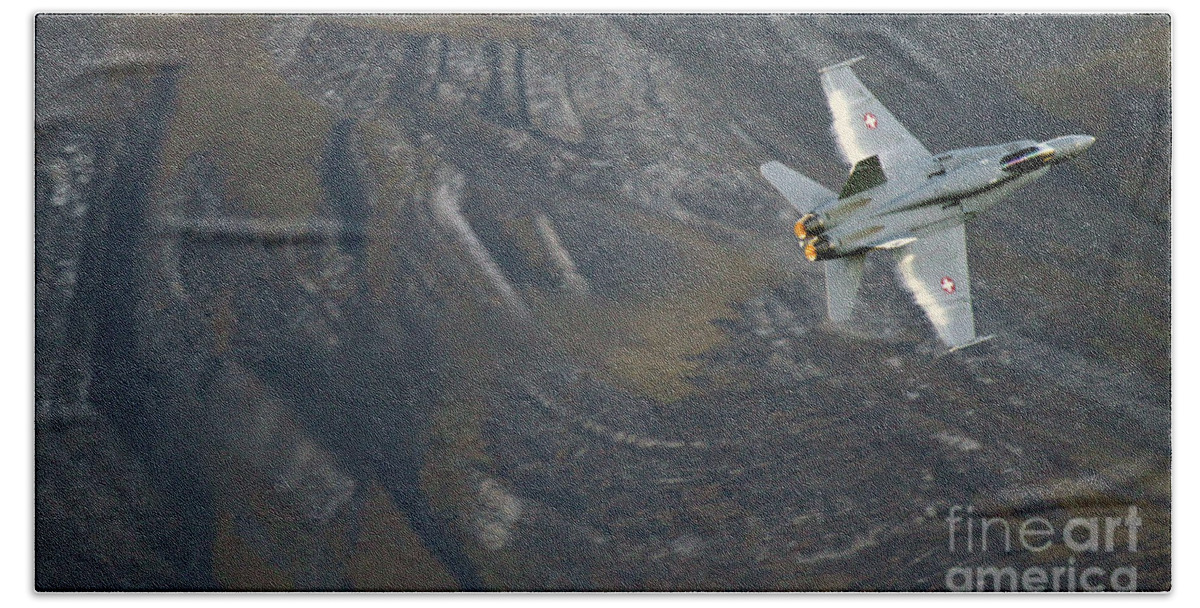 Aircraft Bath Towel featuring the photograph Hornet #14 by Ang El