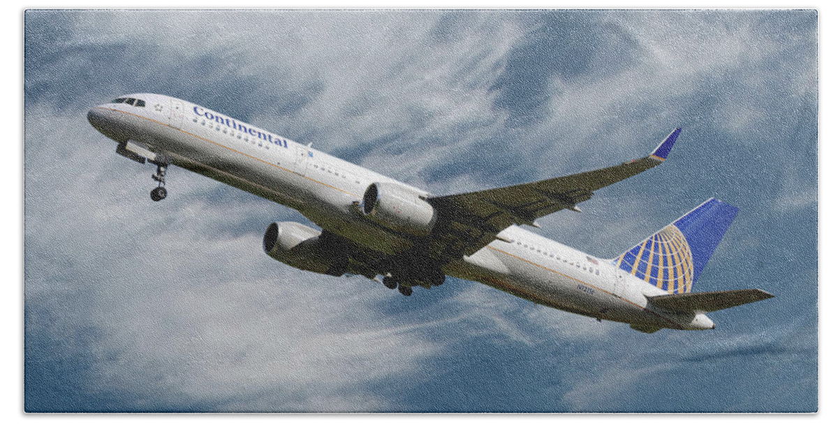 United Airlines Hand Towel featuring the photograph United Airlines Boeing 757-224 #18 by Smart Aviation