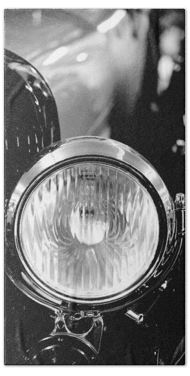 1925 Lincoln Bath Towel featuring the photograph 1925 Lincoln Town Car Headlight by Sebastian Musial