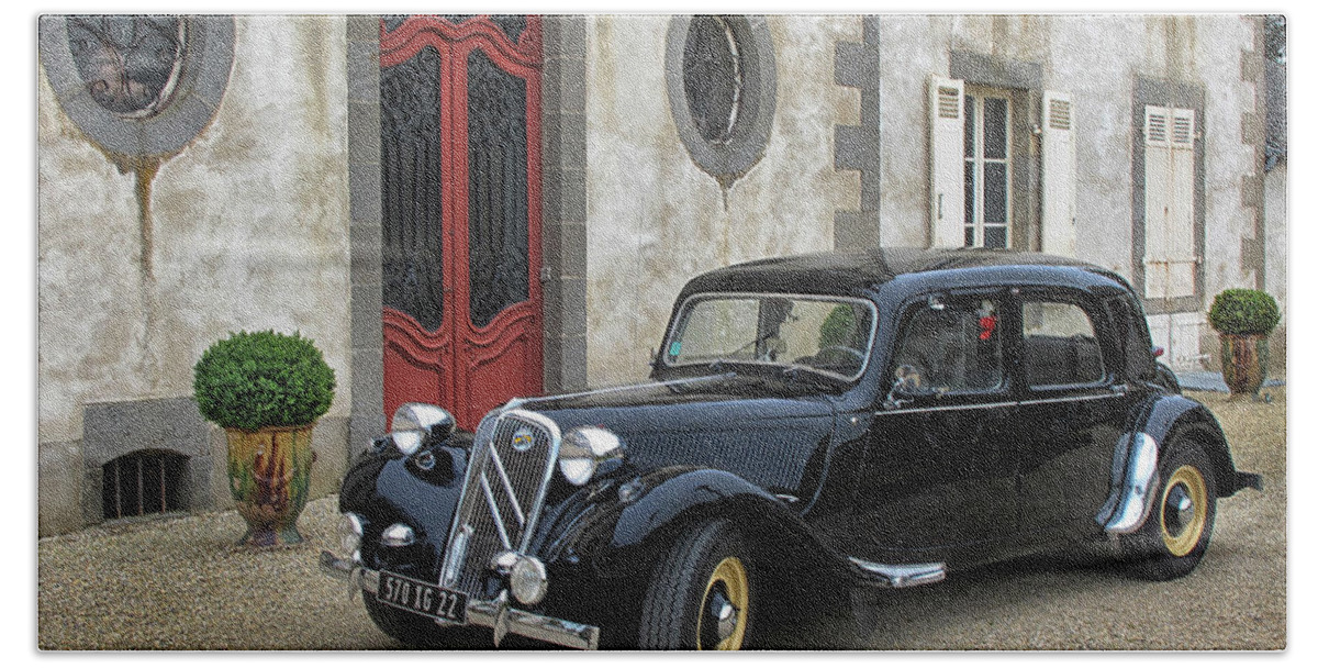 1954 Citroen Traction Bath Towel featuring the photograph 1954 Citroen Traction by Dave Mills