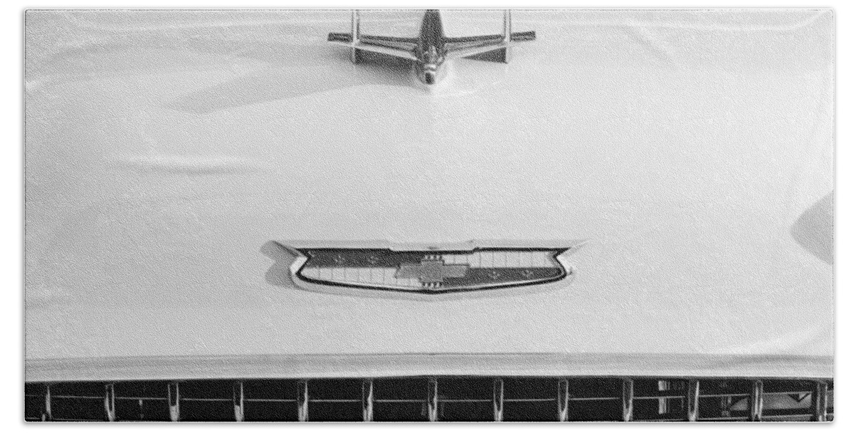 1955 Chevrolet Bel Air Hood Ornament Bath Towel featuring the photograph 1955 Chevrolet Bel Air Hood Ornament - Emblem -0066bw by Jill Reger