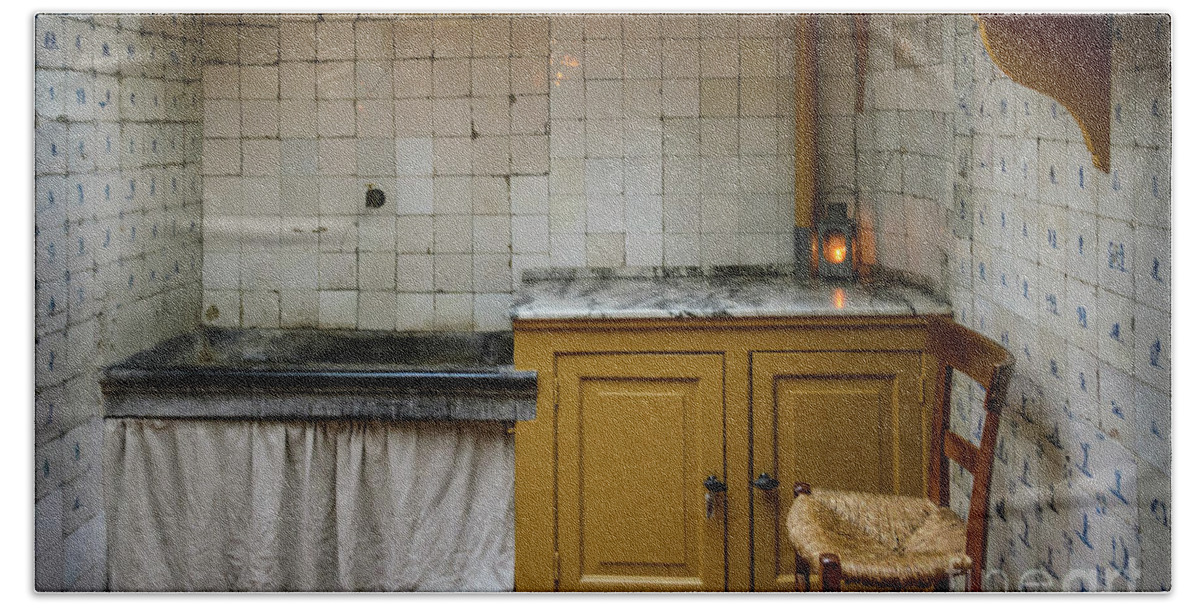 Amsterdam Hand Towel featuring the photograph 19th century kitchen in Amsterdam by RicardMN Photography