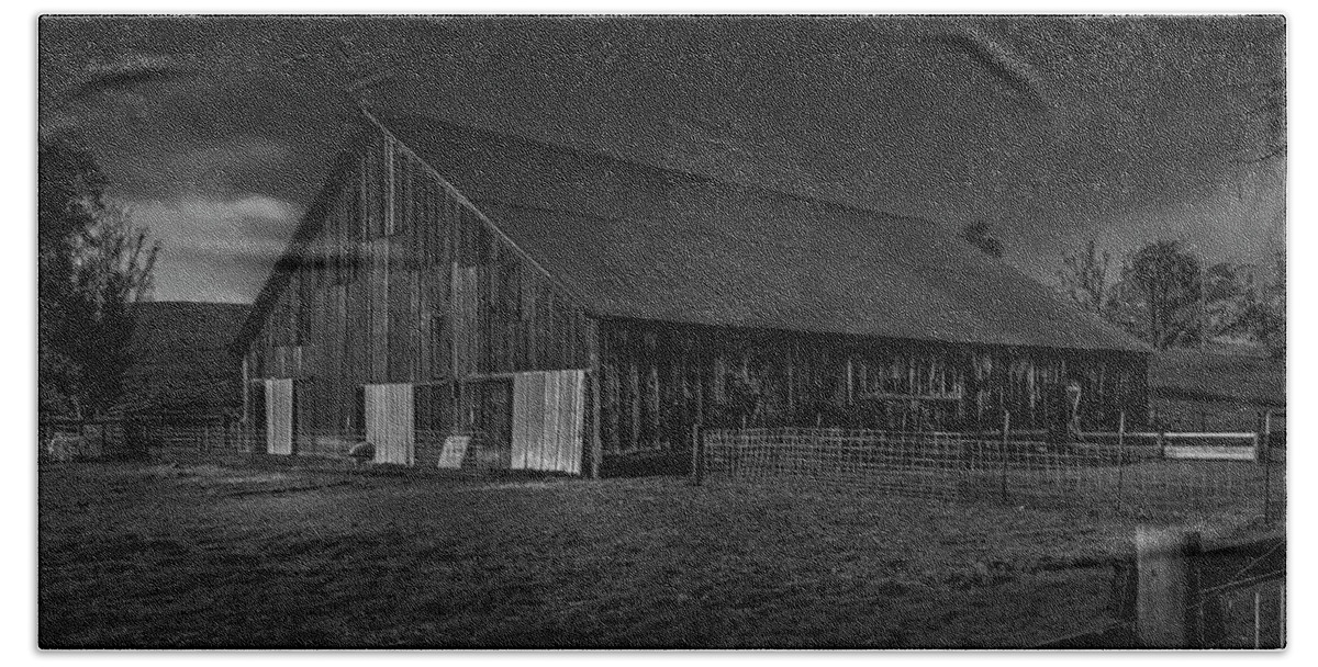 Barn Bath Towel featuring the photograph Old Barn #2 by Bruce Bottomley