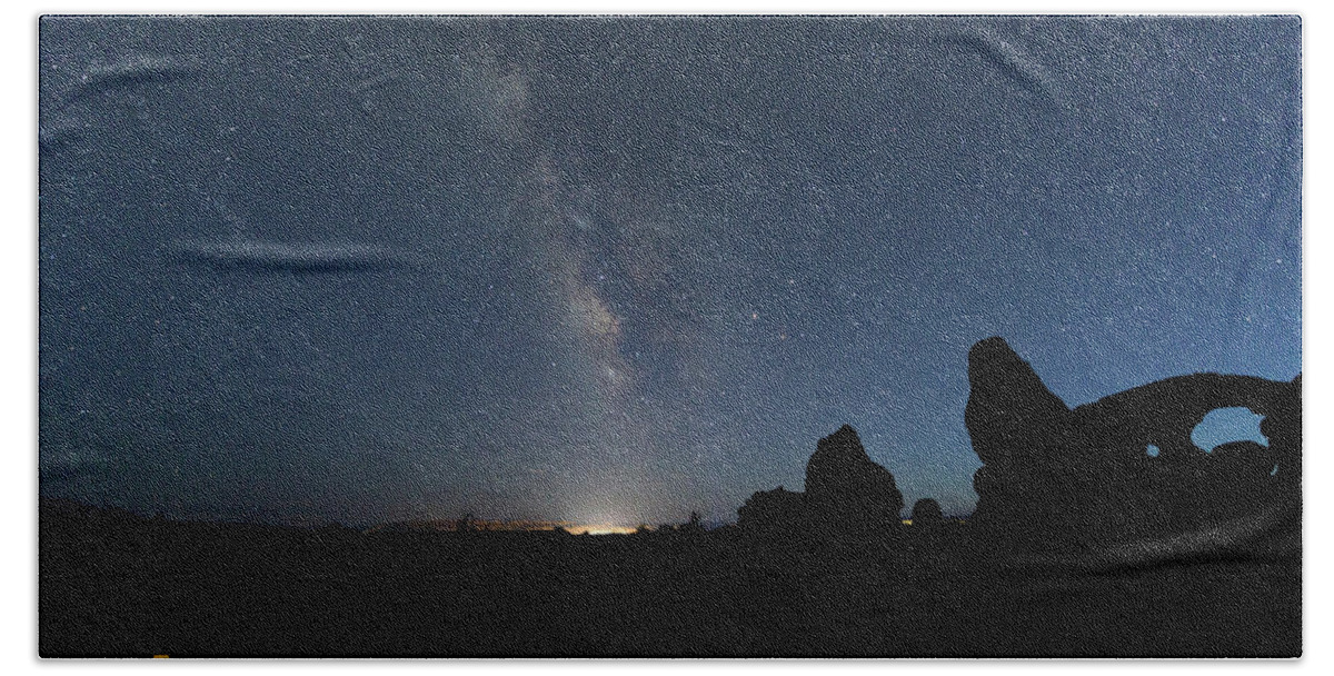 Colorado Plateau Bath Towel featuring the photograph The Milky Way #2 by Jim Thompson