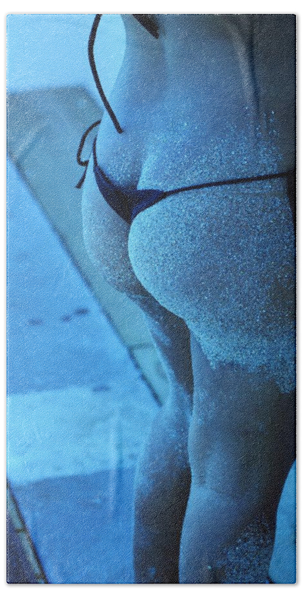 Cayan Bath Towel featuring the photograph L W Thong #3 by Rob Hans