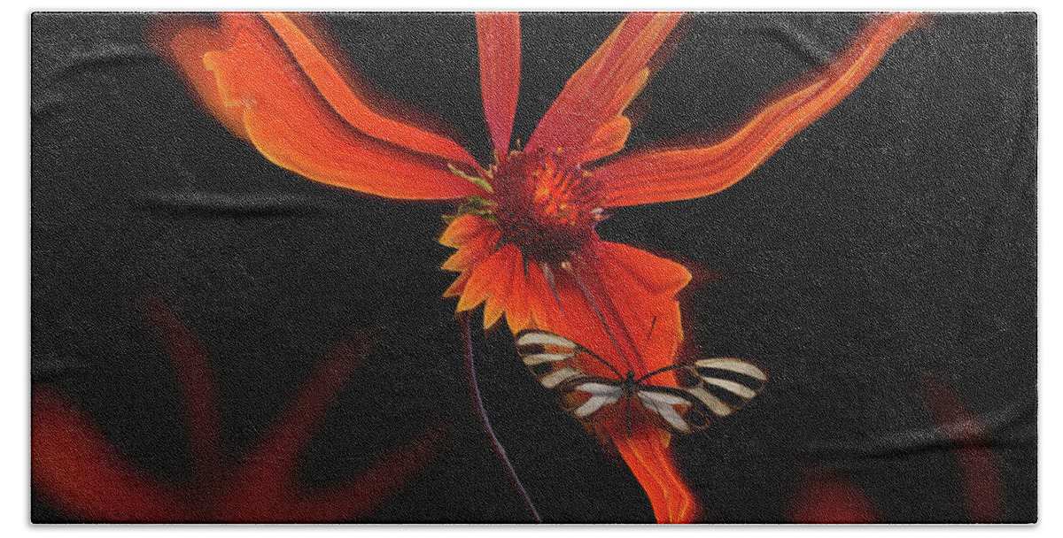 Flower Bath Towel featuring the photograph 4550 by Peter Holme III