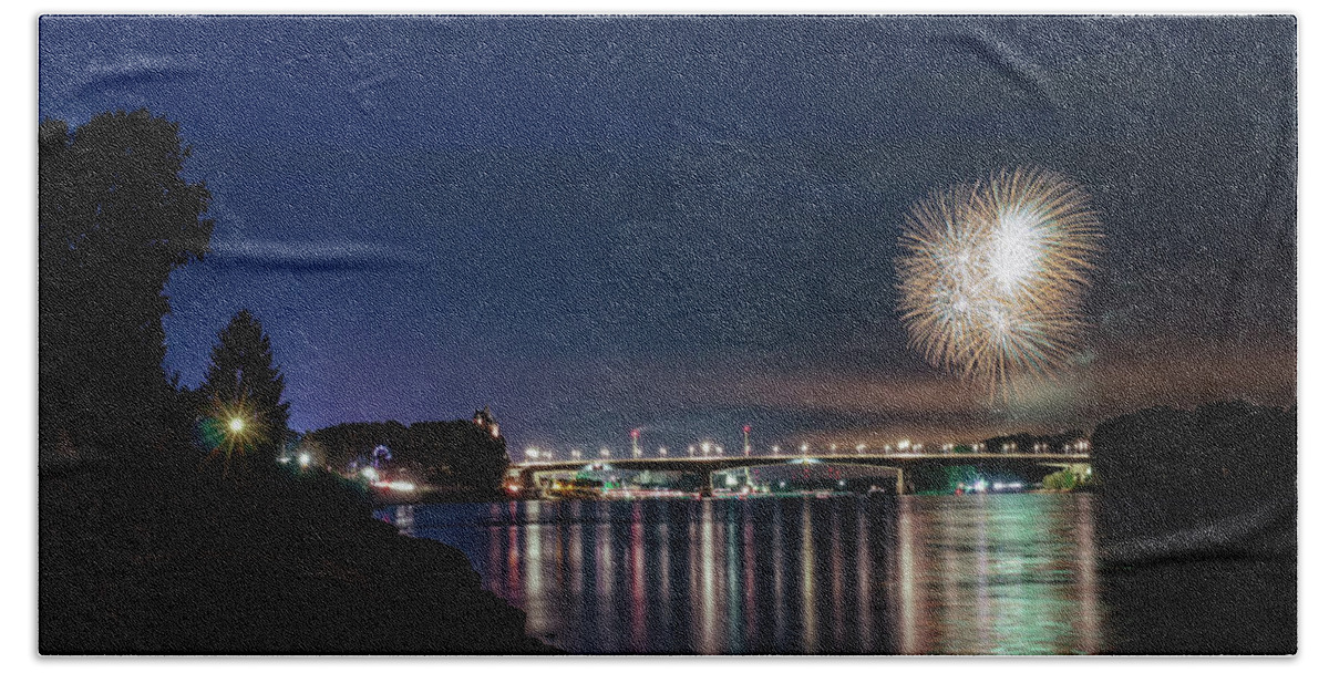 Worms Bath Towel featuring the photograph Fireworks #5 by Marc Braner