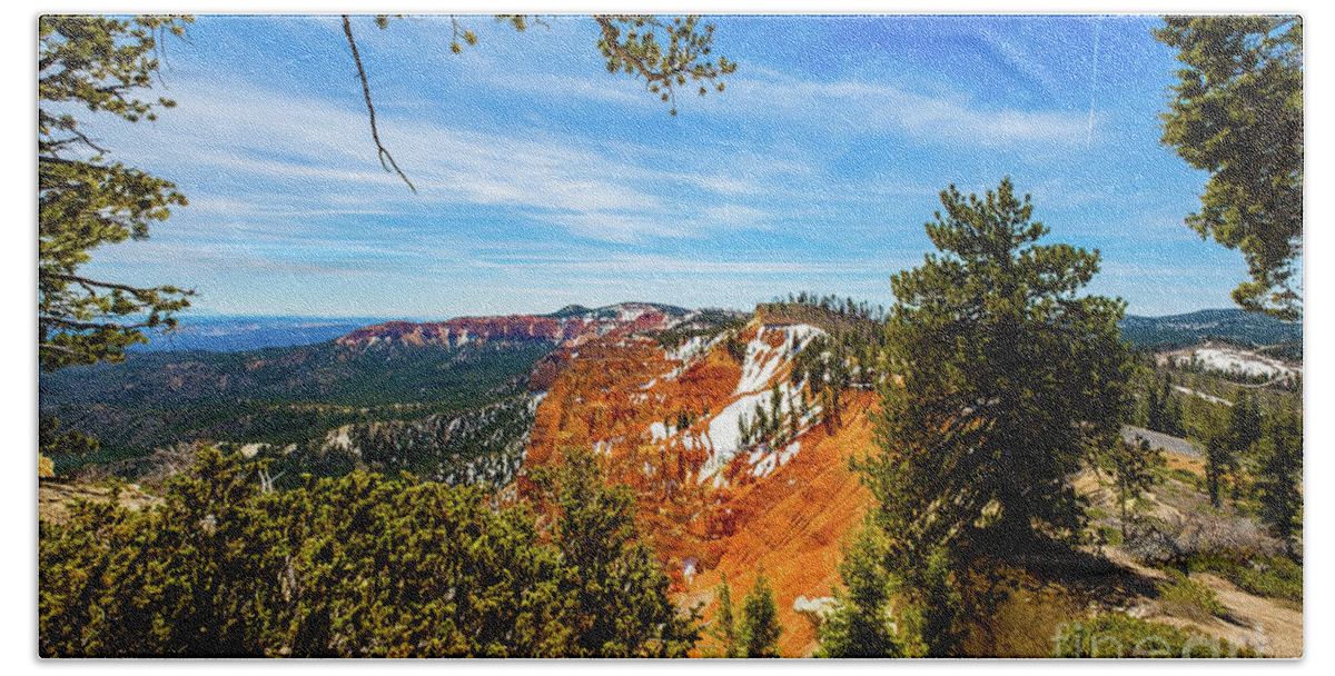 Agua Canyon Bath Towel featuring the photograph Bryce Canyon Utah #9 by Raul Rodriguez