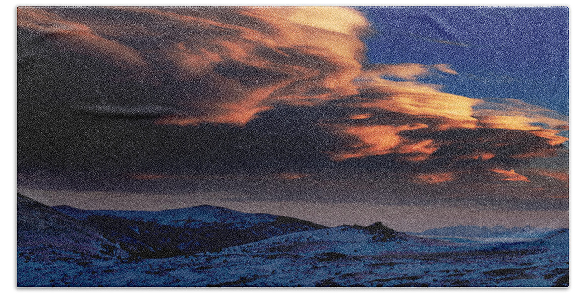 Spectacular Bath Towel featuring the photograph A Lenticular Landscape by Brian Gustafson