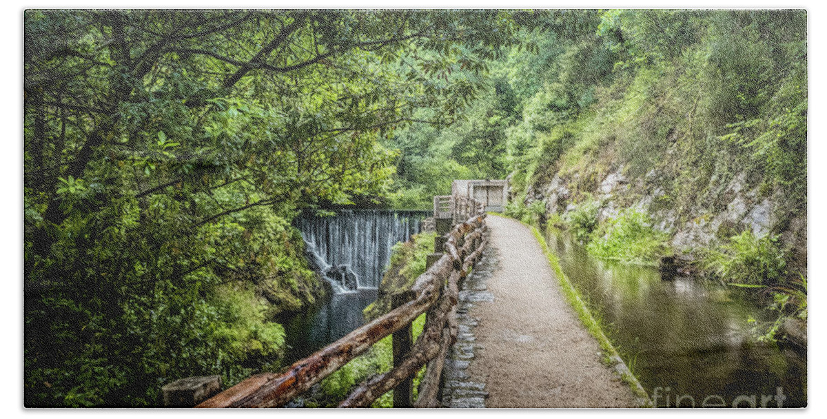 Mazonovo Bath Towel featuring the photograph A path between two waters by RicardMN Photography