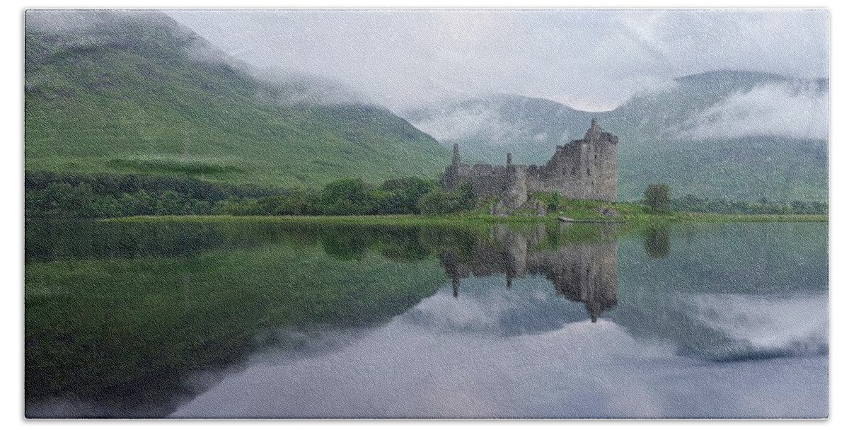 Kilchurn Castle Bath Towel featuring the photograph A Summers morning at Kilchurn by Stephen Taylor