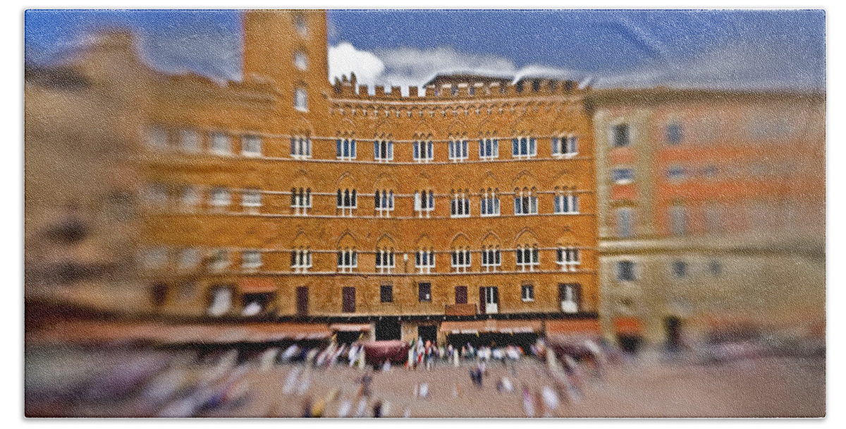 Piazza Del Campo Bath Towel featuring the photograph A Surreal Siena by Marilyn Hunt