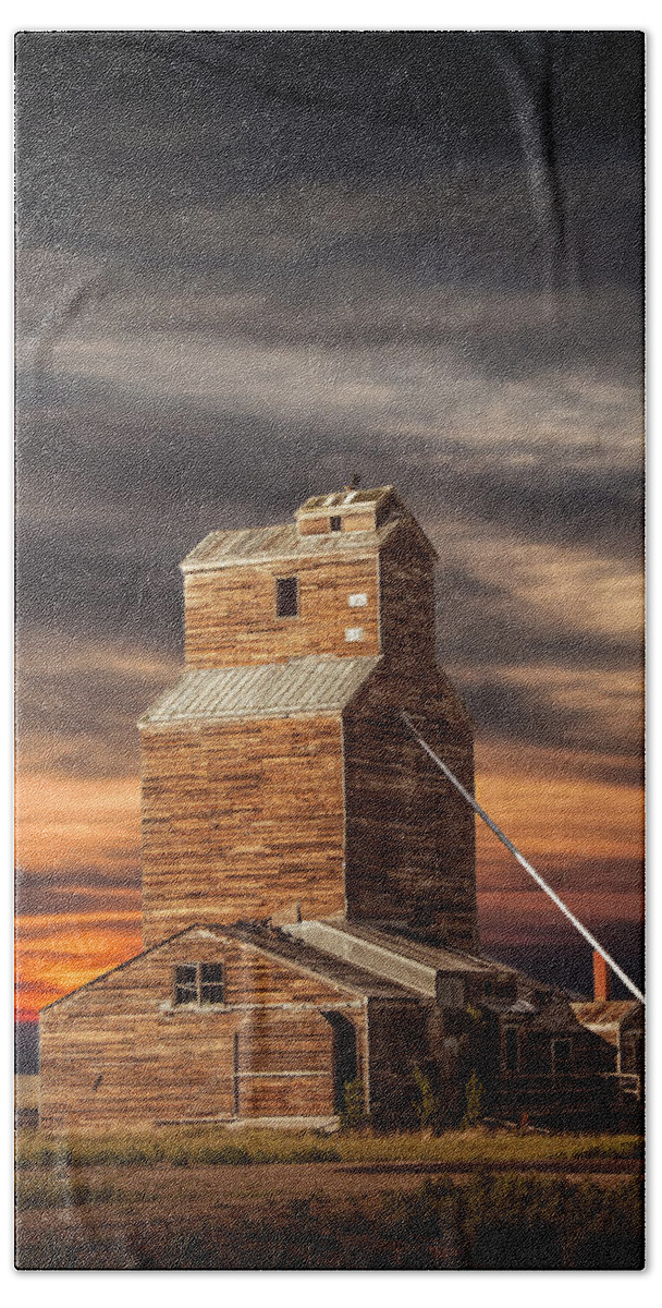 Elevator Bath Towel featuring the photograph Abandoned Grain Elevator on the Prairie by Randall Nyhof