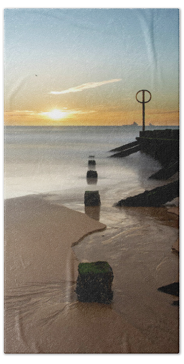 Aberdeen Hand Towel featuring the photograph Aberdeen Beach Reflections by Veli Bariskan