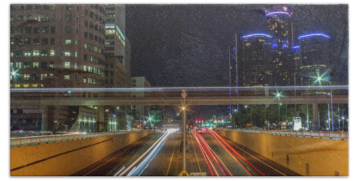 Detroit Bath Towel featuring the photograph Above Jefferson Avenue at night. by Jay Smith