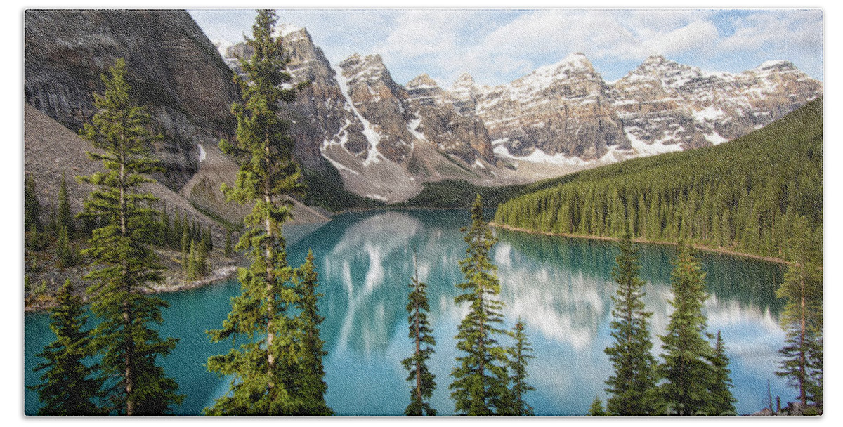 Valley Of Ten Peaks Bath Towel featuring the photograph Above Lake Moraine by Art Cole