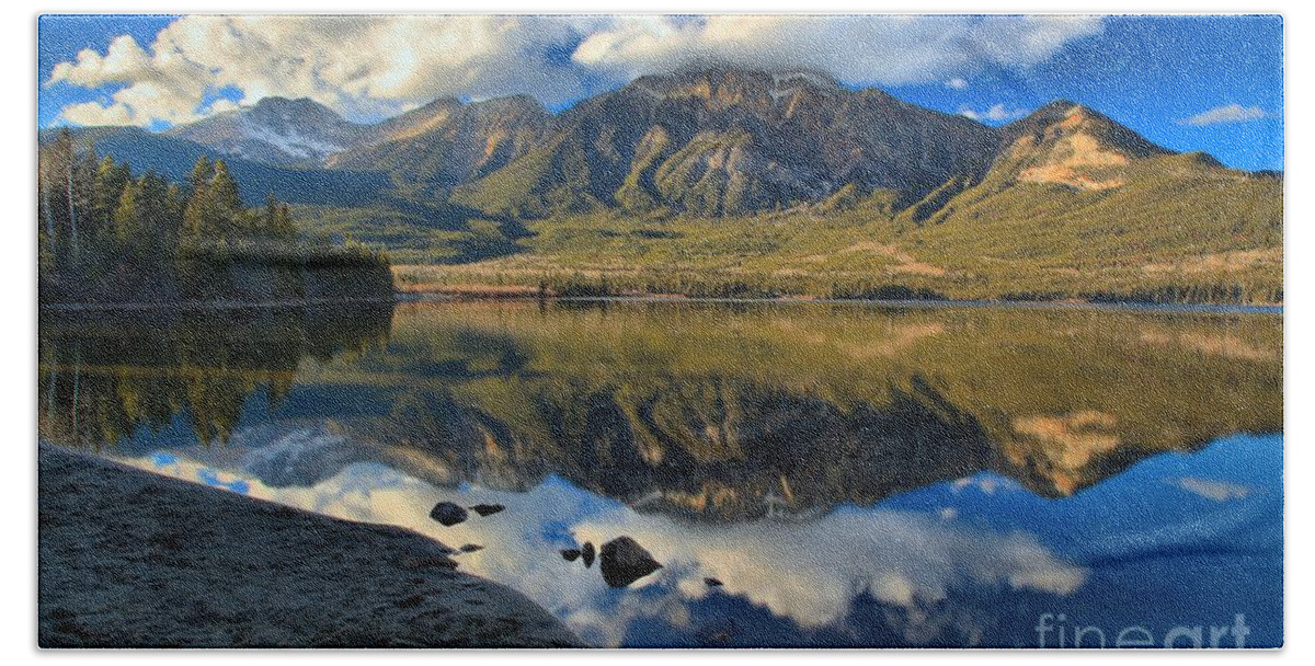 Pyramid Lake Bath Towel featuring the photograph Afternoon Reflections At Pyramid Lake by Adam Jewell