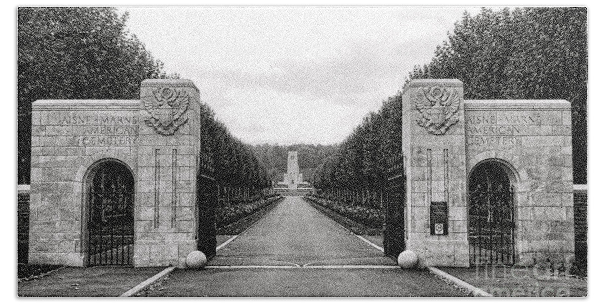 Aisne Bath Towel featuring the photograph Aisne Marne American Cemetery by Olivier Le Queinec