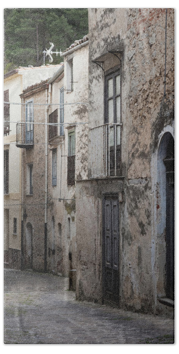 Architecture Bath Towel featuring the photograph Alleyway in Sicily by Maria Heyens