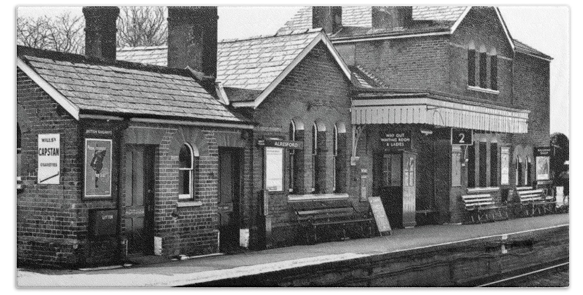 Stations Hand Towel featuring the photograph Alresford Station by Richard Denyer