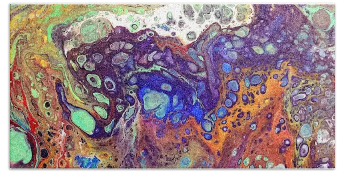 Abstract Bath Towel featuring the painting Amber Rave by Gertrude Palmer