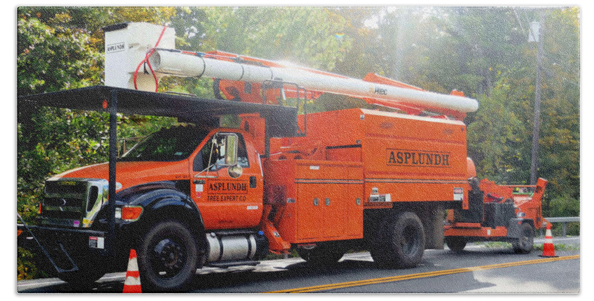 Asplundh Tree Expert Company Trucks Hand Towel featuring the painting Asplundh Tree Expert Company trucks 5 by Jeelan Clark