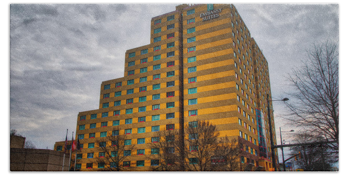 Building Bath Towel featuring the photograph Atlanta Embassy Suites by Brett Engle