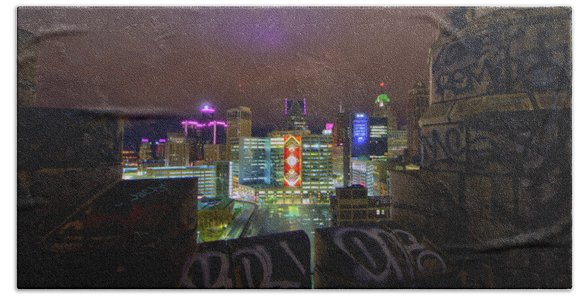 Detroit Bath Towel featuring the photograph Bando rooftop nights in the D... by Jay Smith