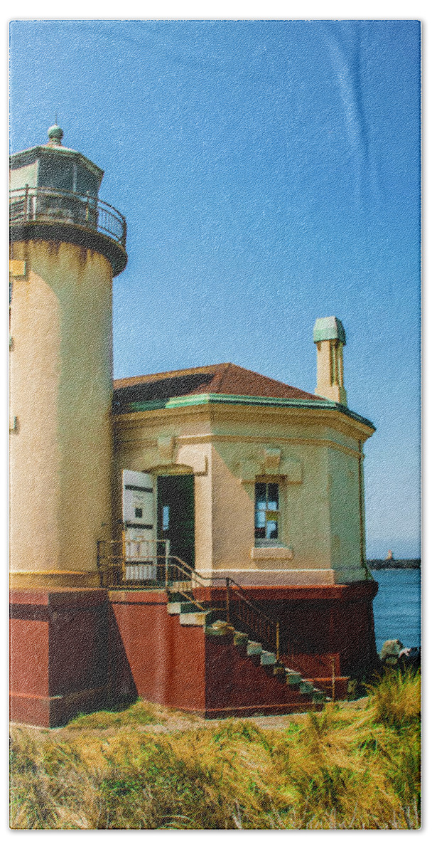Bandon Bath Towel featuring the photograph Bandon Beach Lighthouse by David Lee