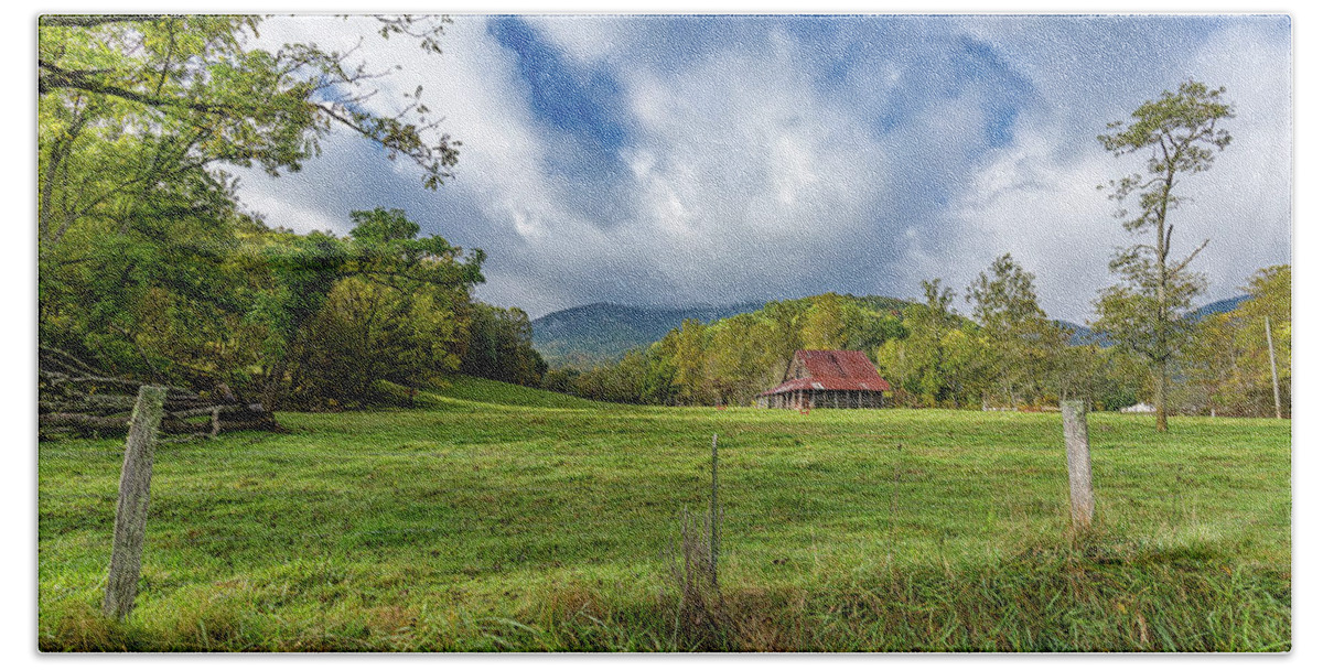 Carolina Bath Towel featuring the photograph Barn in the Meadow by Tim Stanley