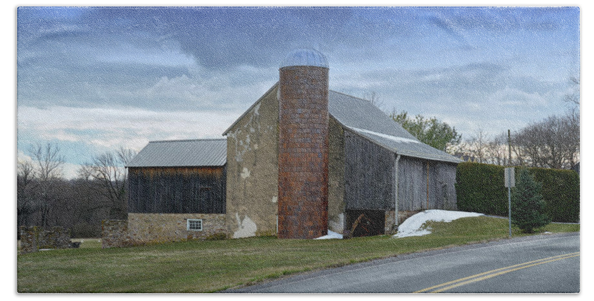 Landscape Bath Towel featuring the photograph Barns and Country by Paul Ross