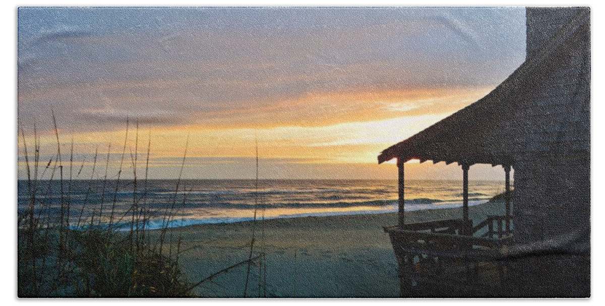 Nags Head Cottage Bath Towel featuring the photograph Beach Cottage Sunrise by Barbara Ann Bell