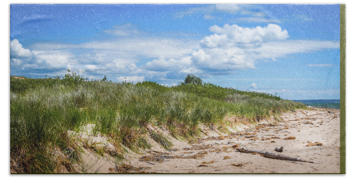 Landscape Bath Towel featuring the photograph Beach by Lester Plank