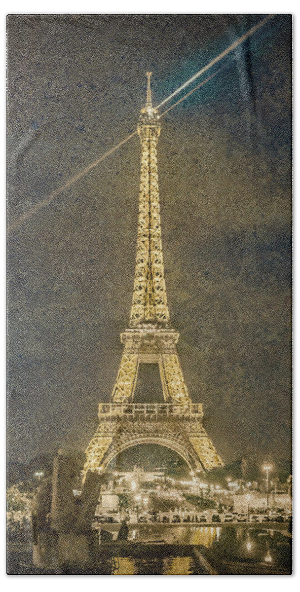 Eiffel Tower Bath Towel featuring the photograph Paris, France - Beacon by Mark Forte
