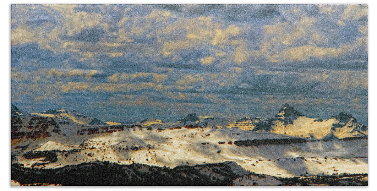 Beartooth Butte ( Red On Left) And Pilot & Index Mountains ( Peaks On Right) Are Seen From Beartooth Highway Bath Towel featuring the photograph Bear Tooth Mountain Range by Gary Beeler