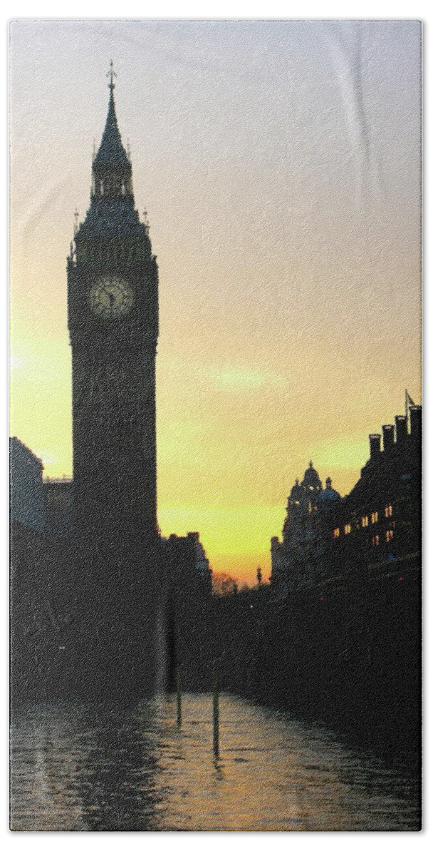 Big Ben London Westminster Hand Towel featuring the photograph Big Ben at Dusk by Ian Sanders