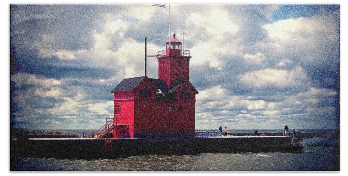 Lake Michigan Bath Towel featuring the photograph Big Red Lighthouse by Phil Perkins