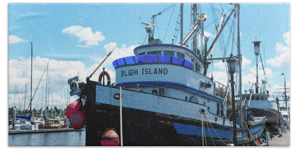 Bligh Island Fishing Trawler Bath Towel featuring the photograph Bligh Island Fishing Trawler by Tom Cochran