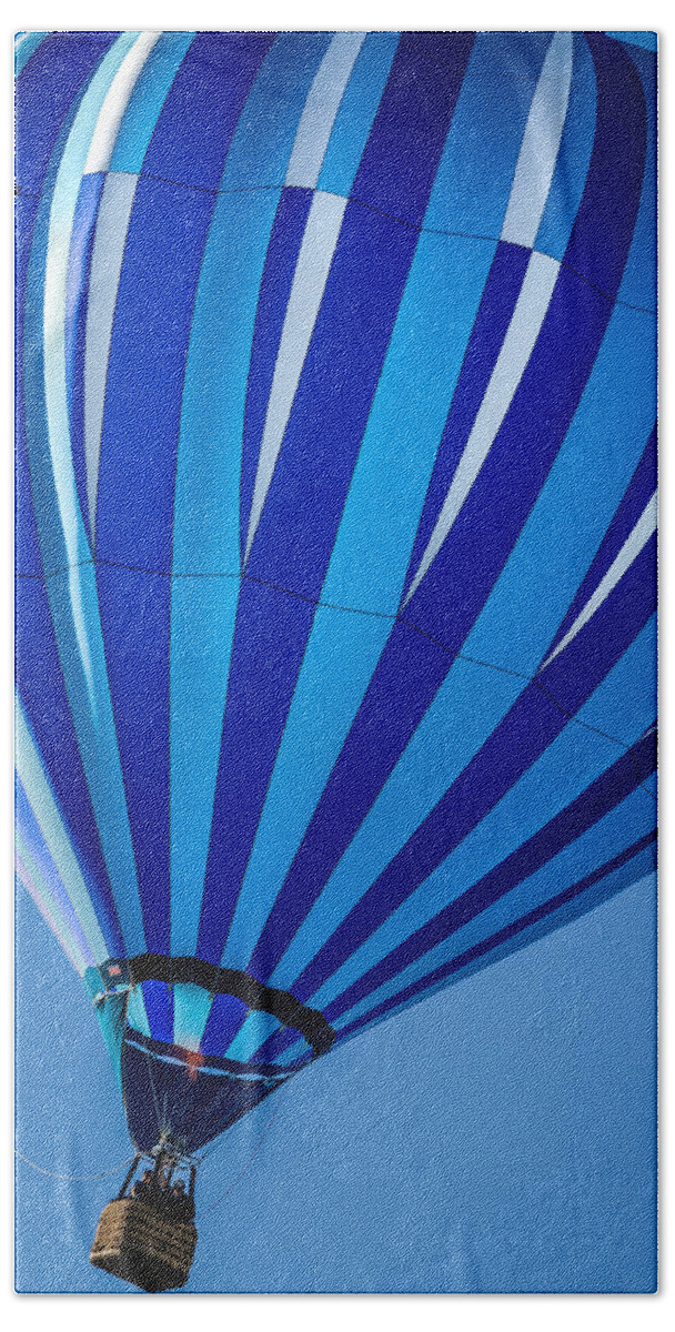 Albuquerque Bath Towel featuring the photograph Bonnie Blue - Hot Air Balloon by Ron Pate