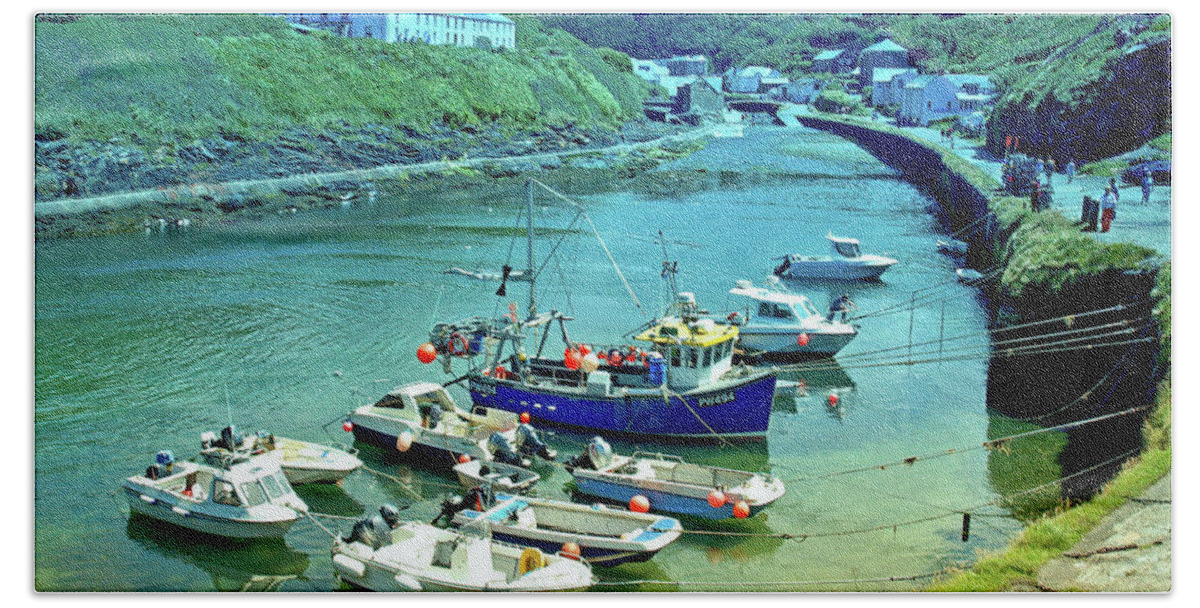 Places Bath Towel featuring the photograph Boscastle by Richard Denyer