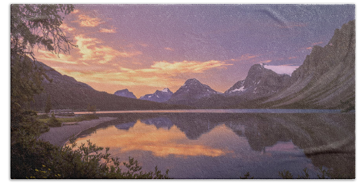 America Bath Towel featuring the photograph Bow Lake at dawn by William Lee