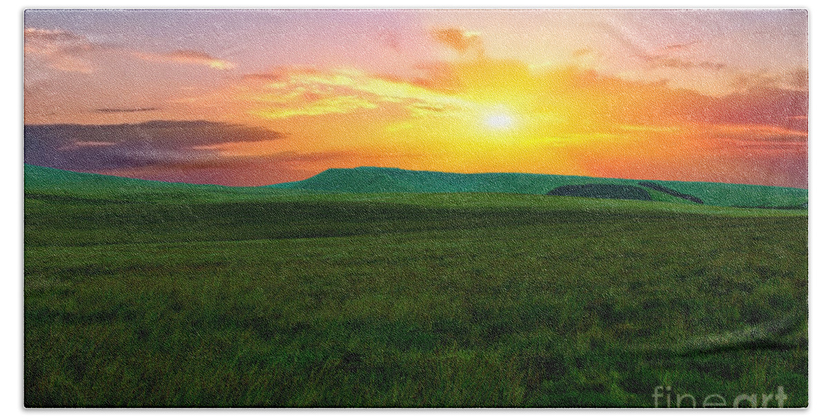Landscapes Bath Towel featuring the photograph Brecons at Sunset by Richard Denyer