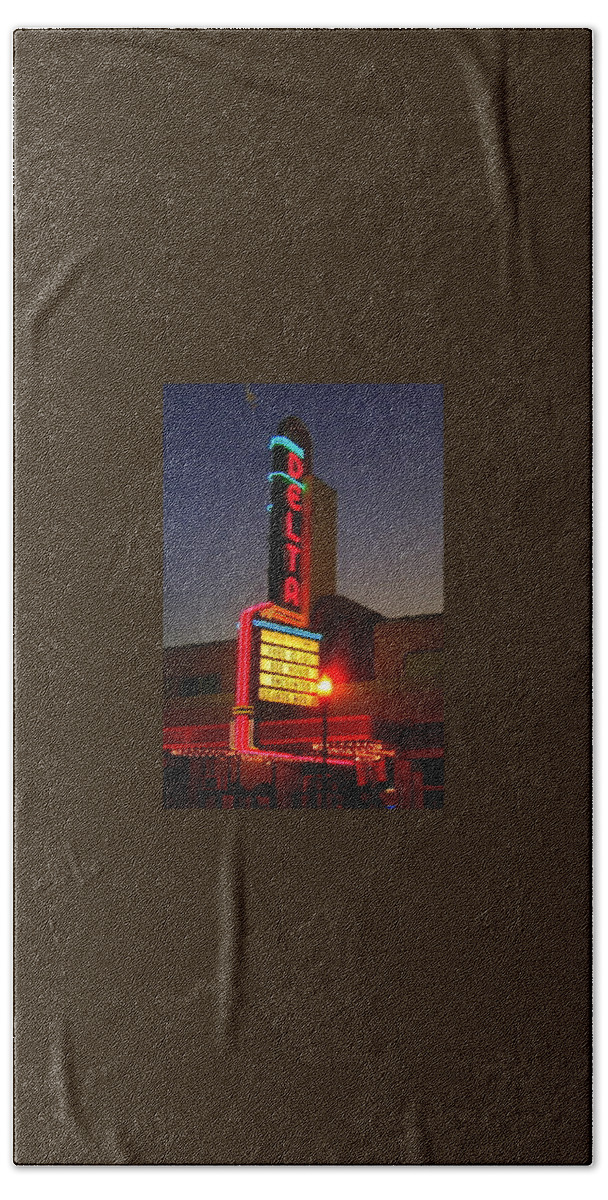Brentwood Bath Towel featuring the photograph Brentwood Theatre by Suzanne Lorenz