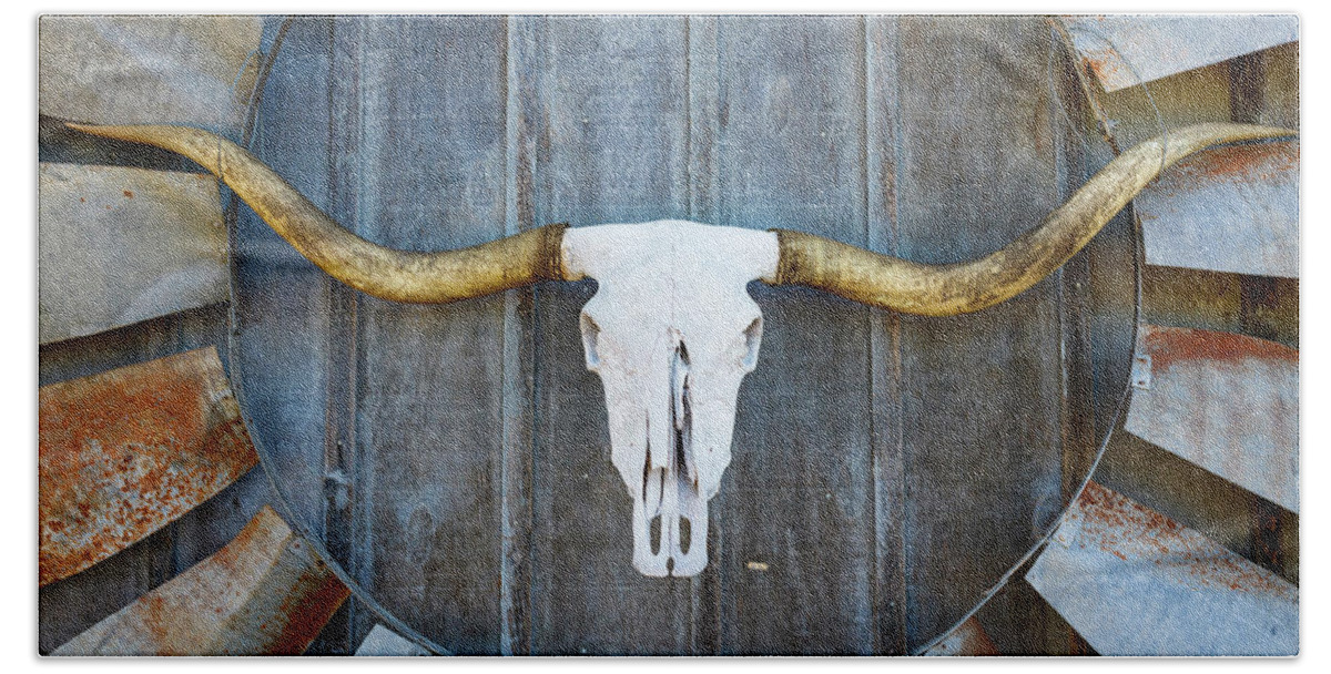 Texas Bath Towel featuring the photograph Bull Blade by Raul Rodriguez