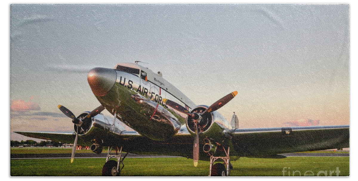 C-47 Bath Towel featuring the photograph C-47 at dusk by Paul Quinn