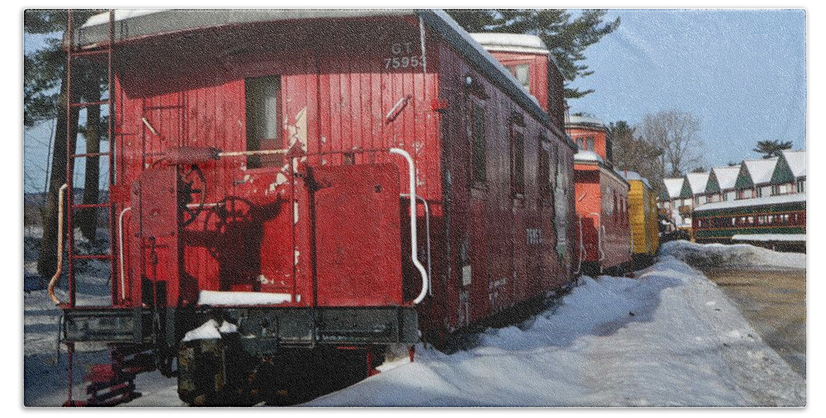 Trains Bath Towel featuring the photograph Caboose From the Past by Steve Brown