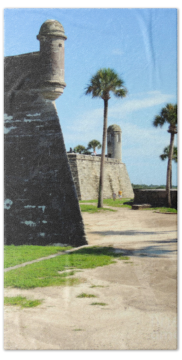 Castillo De San Marcos Bath Towel featuring the photograph Castillo de San Marcos St Augustine Florida by Bill Holkham