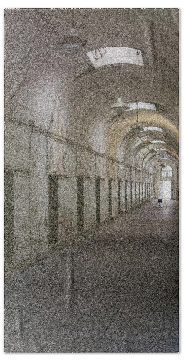 Eastern State Penitentiary Bath Towel featuring the photograph Cellblock Hallway by Tom Singleton