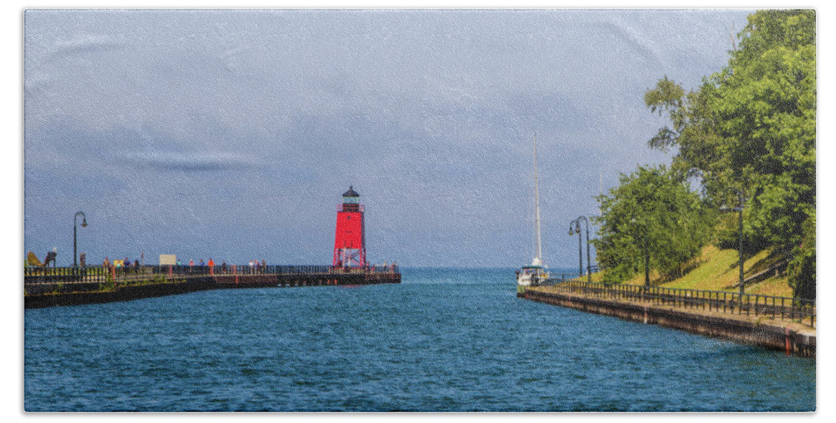 Red Lighthouse Bath Towel featuring the photograph Charlevoix, Michigan 2212 by Jana Rosenkranz